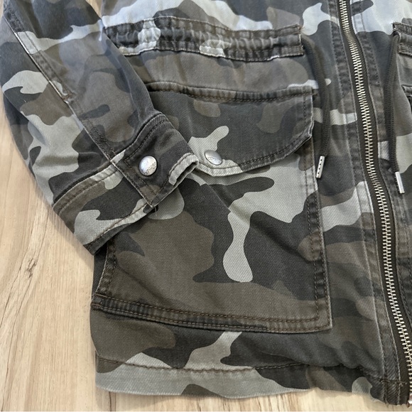 Express women's Anorak Camo Print multiple pocket Jacket! Size small & Petite!!! - Picture 2 of 7